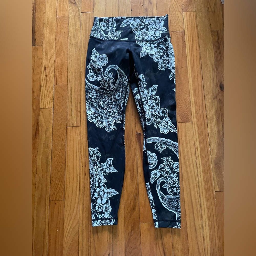 Lululemon Under Under high rise painted paisley size 8, GUC
